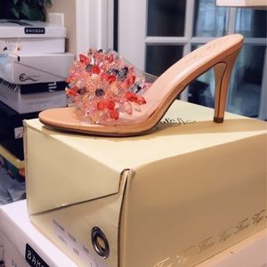 This heel is fabulous and stunning in one.